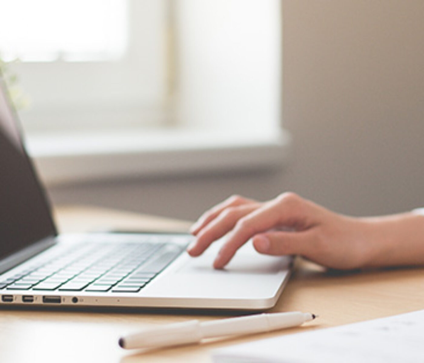 Person vid ett bord med dator