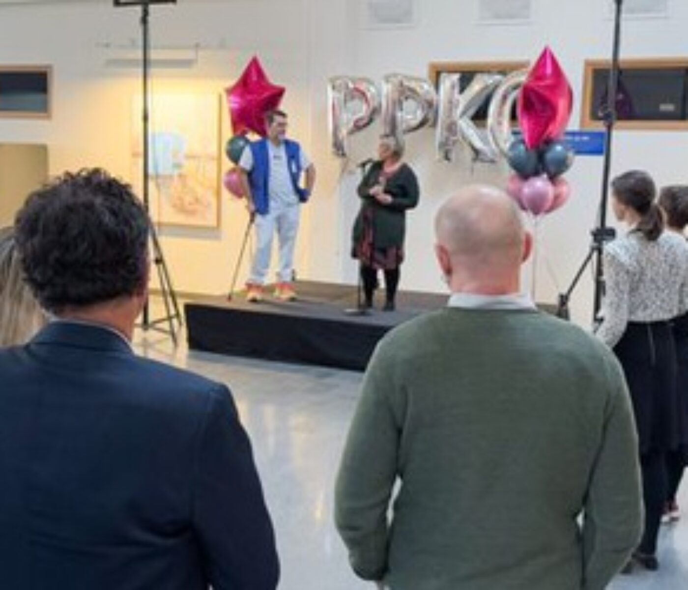 Frans Nilsson och Nina Fållbäck Svensson invigningstalade under den välbesökta invigningen i Kristallens konferensyta på Norrlands universitetssjukhus, Nus. Foto av Ulrika Bergfors